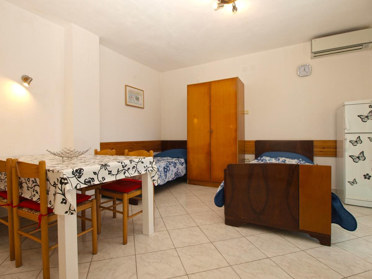 Apartments Mladen 1588 Pola Esterno foto